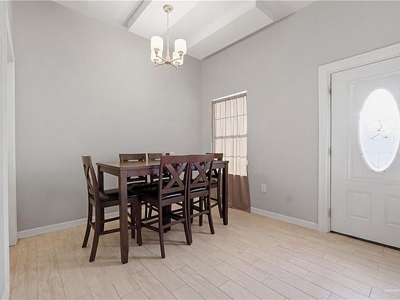 4th image of 804 Hawk St