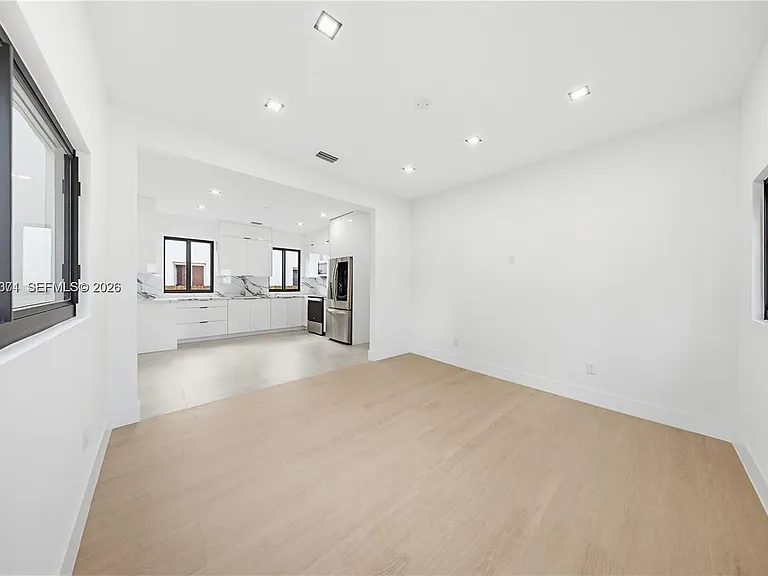1021 NW 48th St — Photo 11