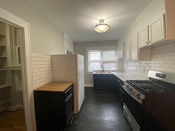 3rd image of 3307 W Catalpa Ave #1
