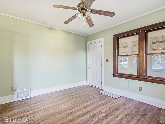 3rd image of 952 Emerson Ave