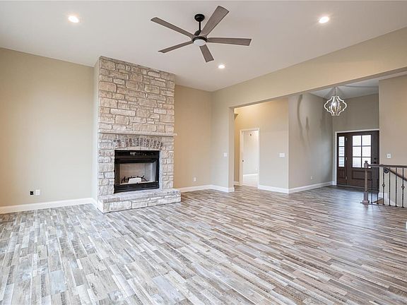 4th image of 10 Deer Valley Ln