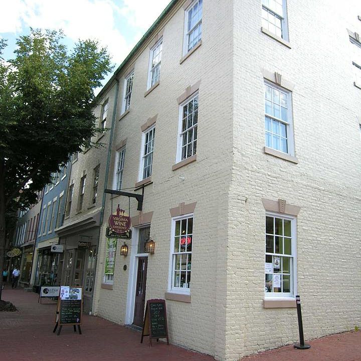 1st image of 826 Caroline St