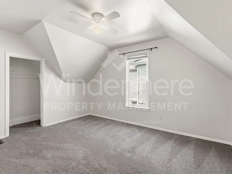 914 E Indiana Ave — Photo 20