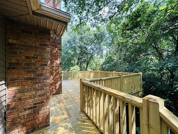 5th image of 370 Twin Oaks Dr