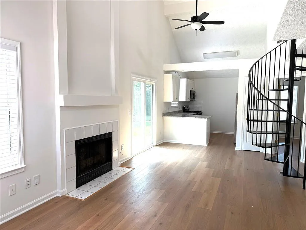 2 bed, 2.0 bath, 1003 sqft, $1,950 — Photo 2