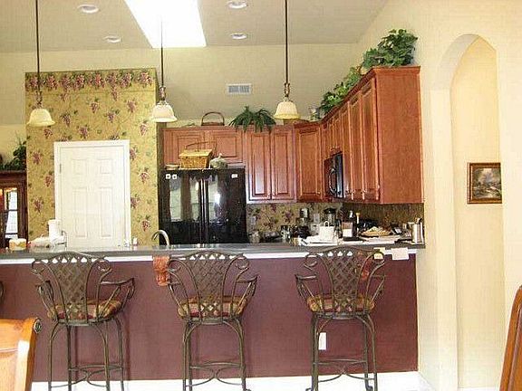 4th image of 227 Winthrope Dr