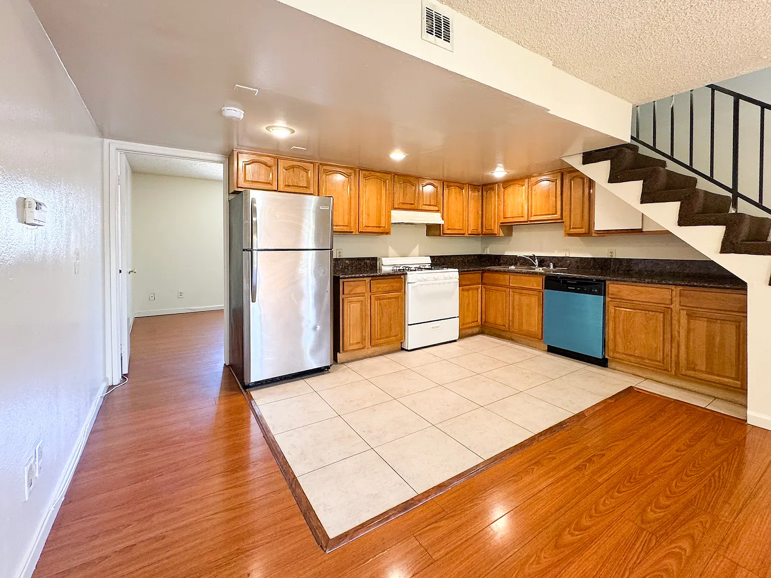 3 bed, 2.5 bath, 1300 sqft, $3,295 — Photo 2