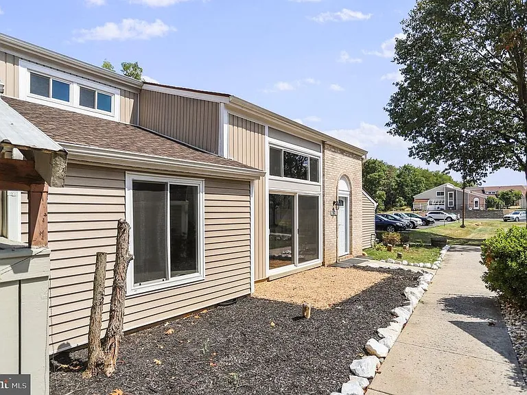 1523 Kensington Dr — Photo 3