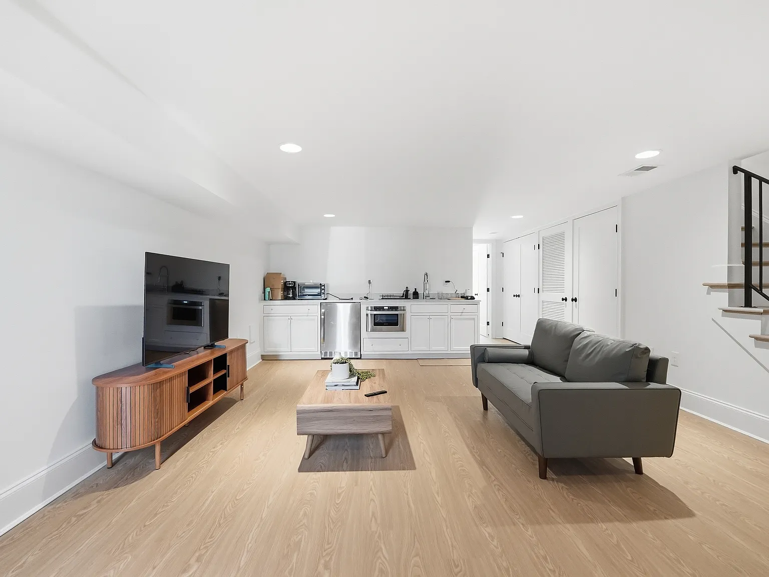 1 bed, 800 sqft, $2,400 — Photo 3