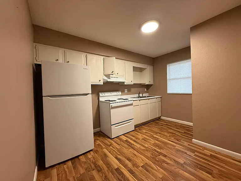 200 Maple Park Dr — Photo 1
