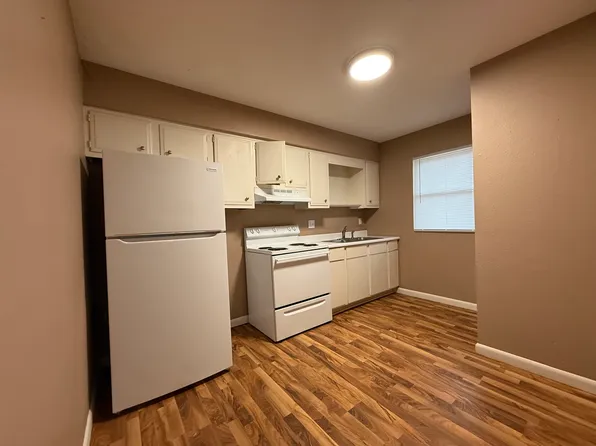 200 Maple Park Dr, Pekin, IL 61554