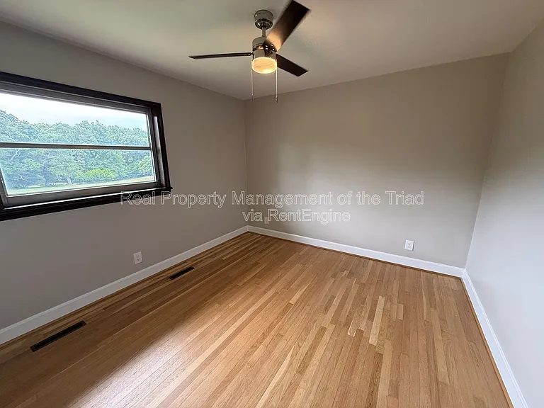 2345 Griffith Rd — Photo 10