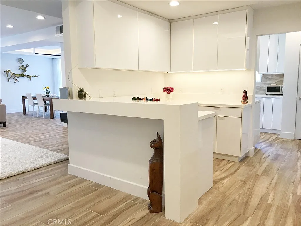 2 bed, 2000 sqft, $7,199 — Photo 2
