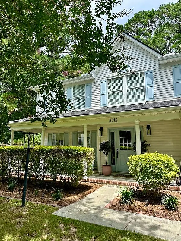 4 bed, 2.5 bath, 2400 sqft, $4,500 — Photo 1