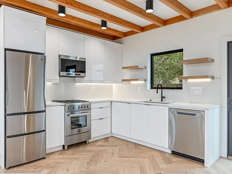 614 NW Federal St — Photo 3