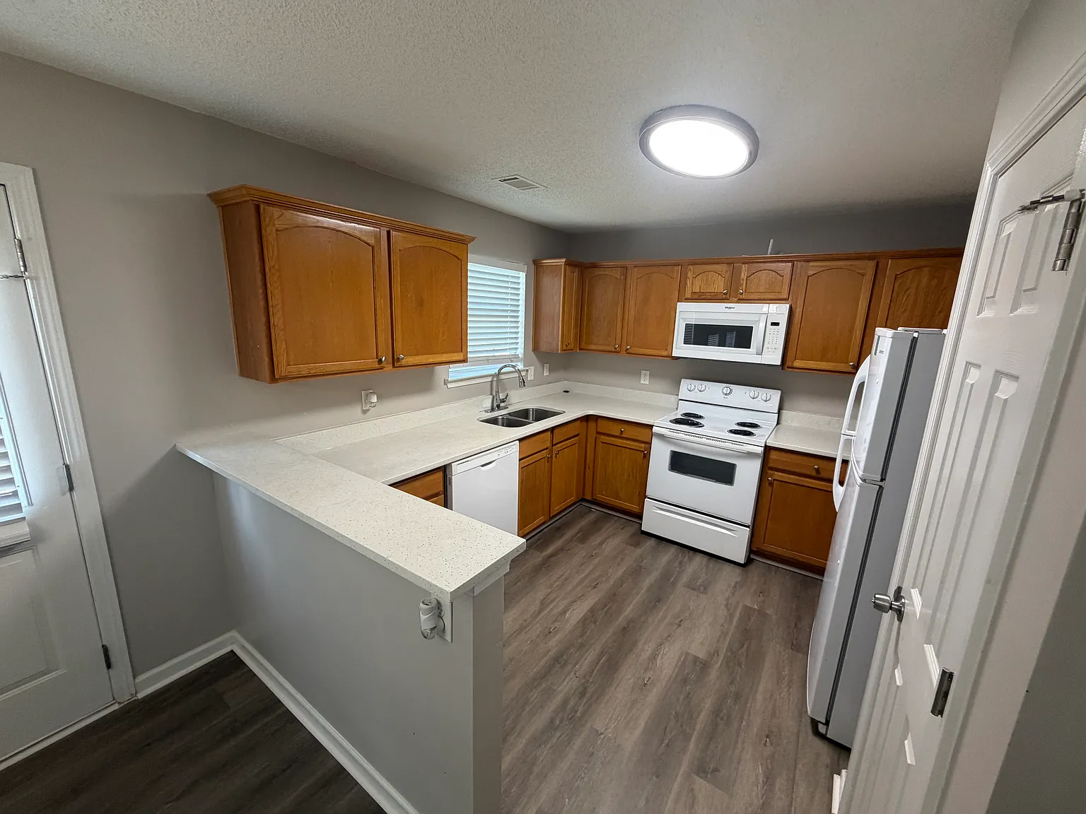 3 bed, 2.5 bath, 1638 sqft, $1,850 — Photo 4