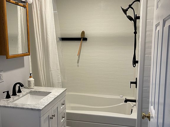 5th image of 529 Essex St Room 2