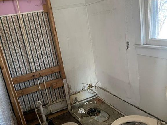 5th image of 208 E Joplin St