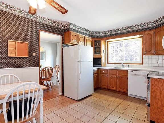 5th image of 161 New Hyde Park Rd