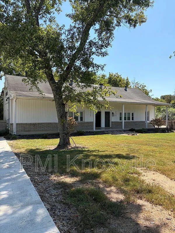 3 bed, 1.0 bath, 1200 sqft, $1,600 — Photo 1