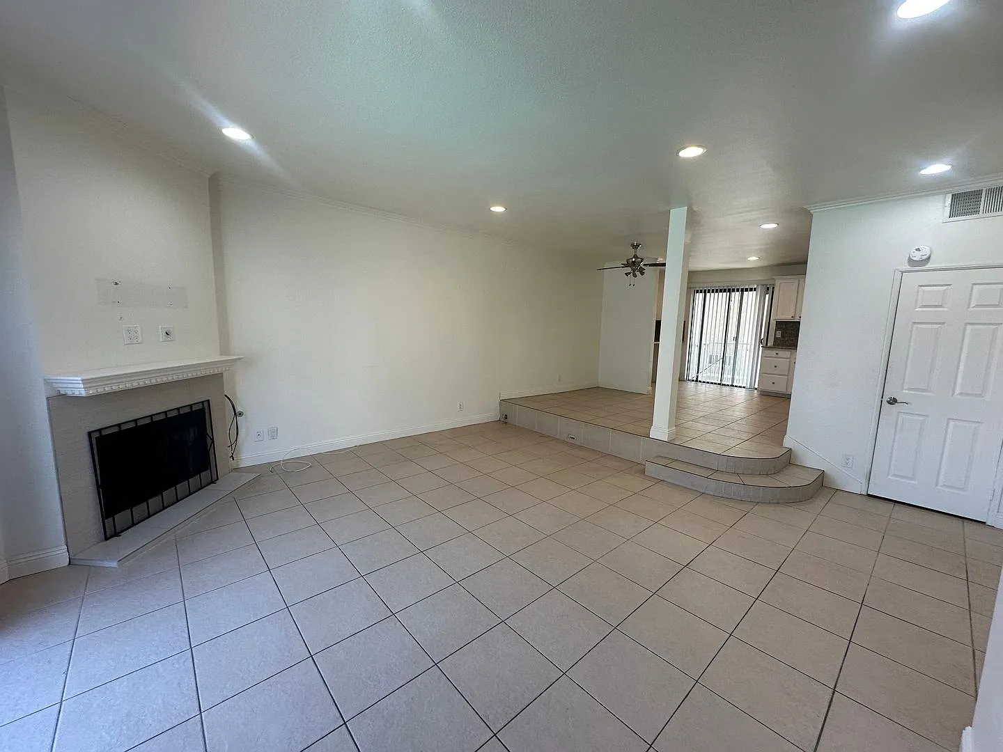 2 bed 2.5 bath townhome in Woodland Hills — Photo 3