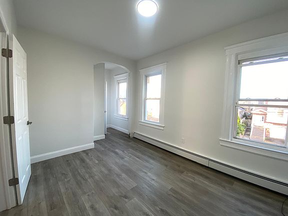 3rd image of 223 John St Floor 2