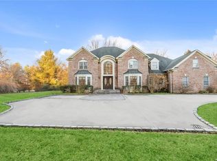3 Hickory Dr, Glen Head, NY 11545