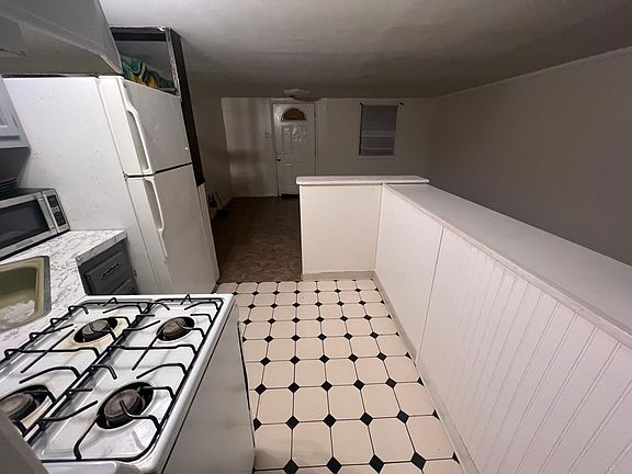 3rd image of 234 Robinson Ave Floor 1