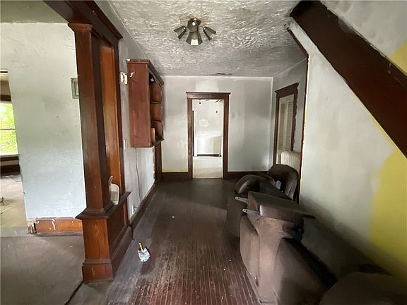5th image of 37 Elizabeth St N