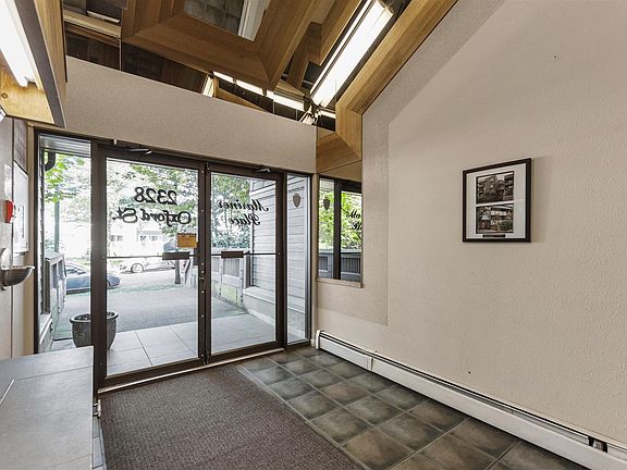 2nd image of 2328 Oxford St #302