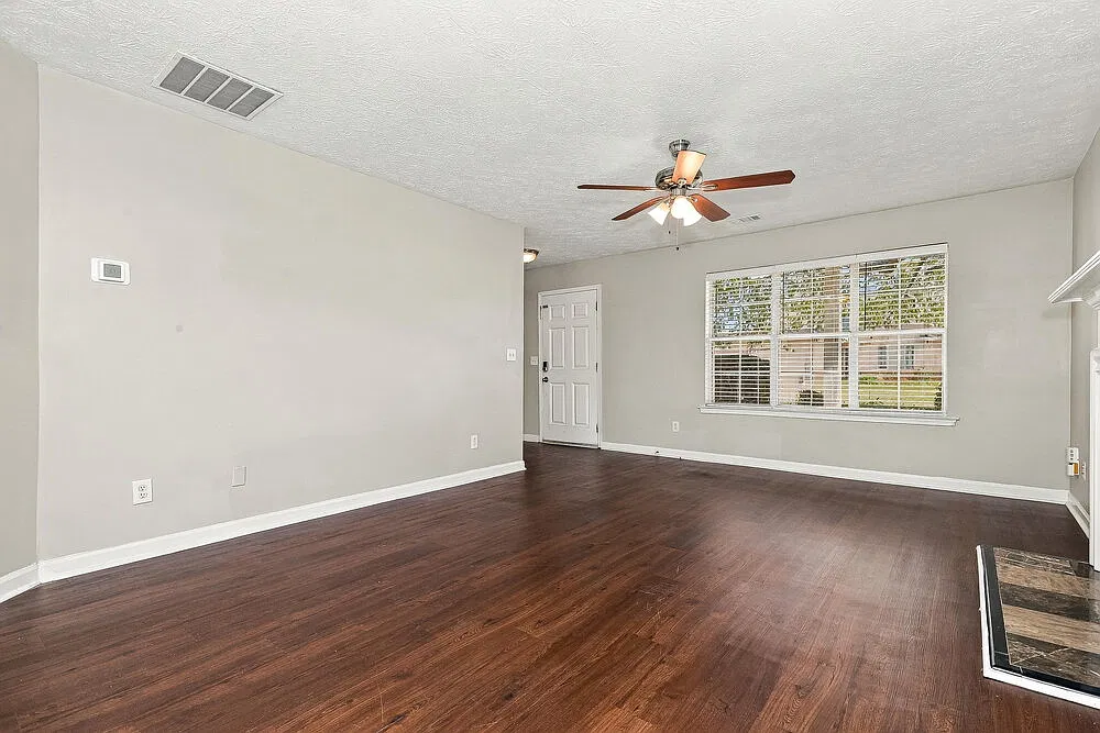 4 bed, 2.5 bath, 1869 sqft, $1,975 — Photo 4