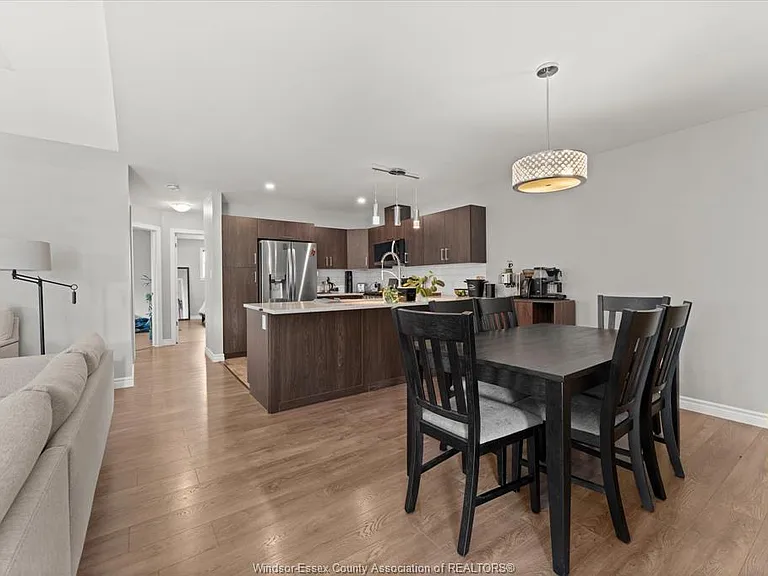 3185 Viola Cres — Photo 7
