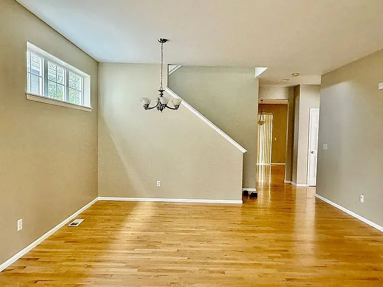 4 bed, 2210 sqft, $3,900 — Photo 4