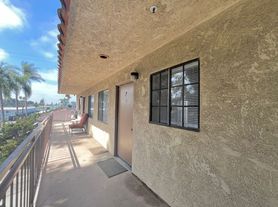 1202 N Van Ness, 7