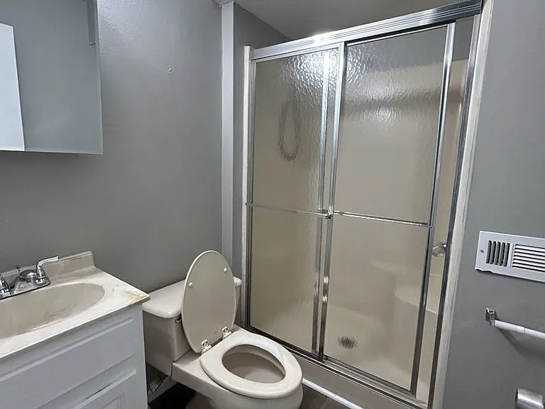 1116 S Elm St — Photo 17