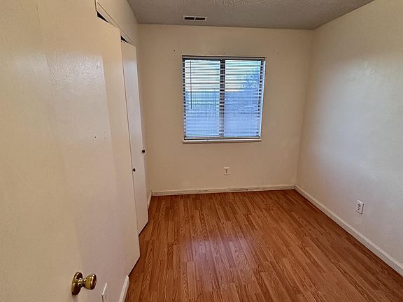 5th image of 987 Iowa Ave Unit B