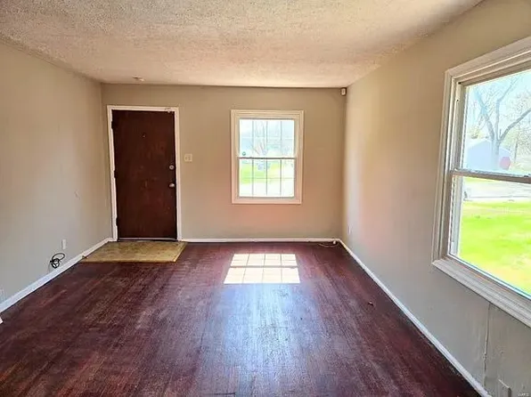 141 Cameron Rd, Saint Louis, MO 63137