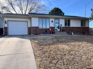 5701 Queens Dr, Lincoln, NE 68516