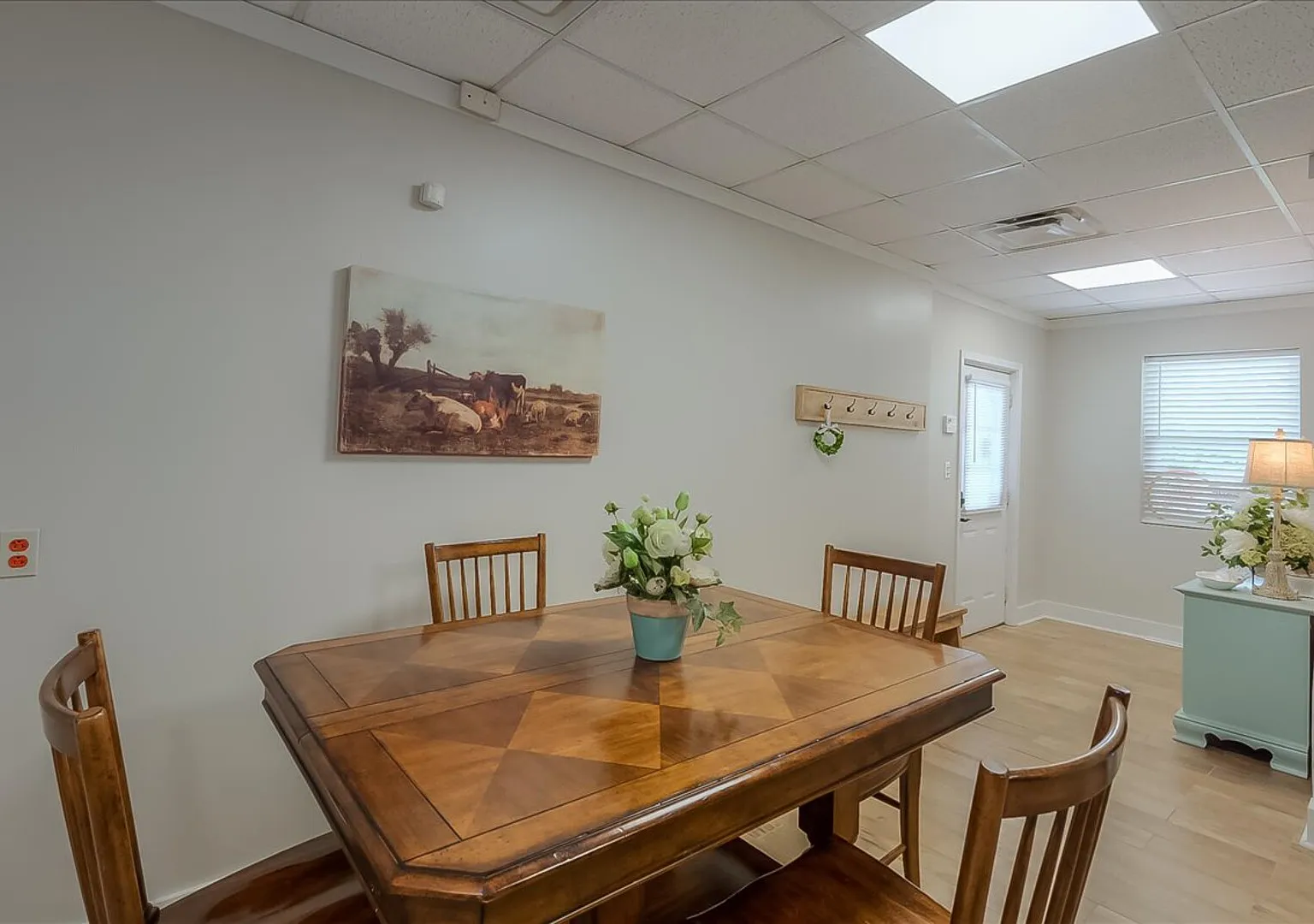 Clean, Modern and Easy Stay — Photo 1