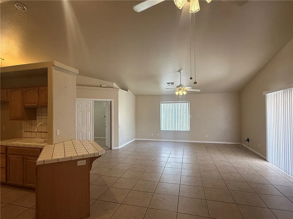 3 bed, 2.0 bath, 1502 sqft, $1,400 — Photo 4