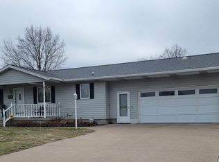 1815 9th St, Camanche, IA 52730