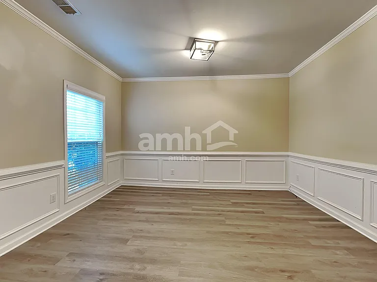 556 Crestmont Ln — Photo 8