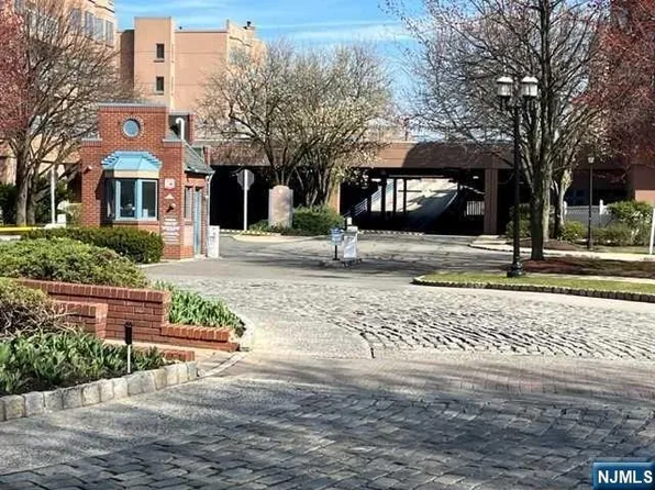 409 Stockton Ct, Edgewater, NJ 07020