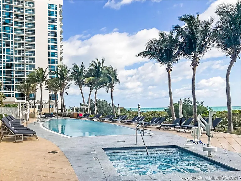 6801 Collins Ave #LPH14 — Photo 22