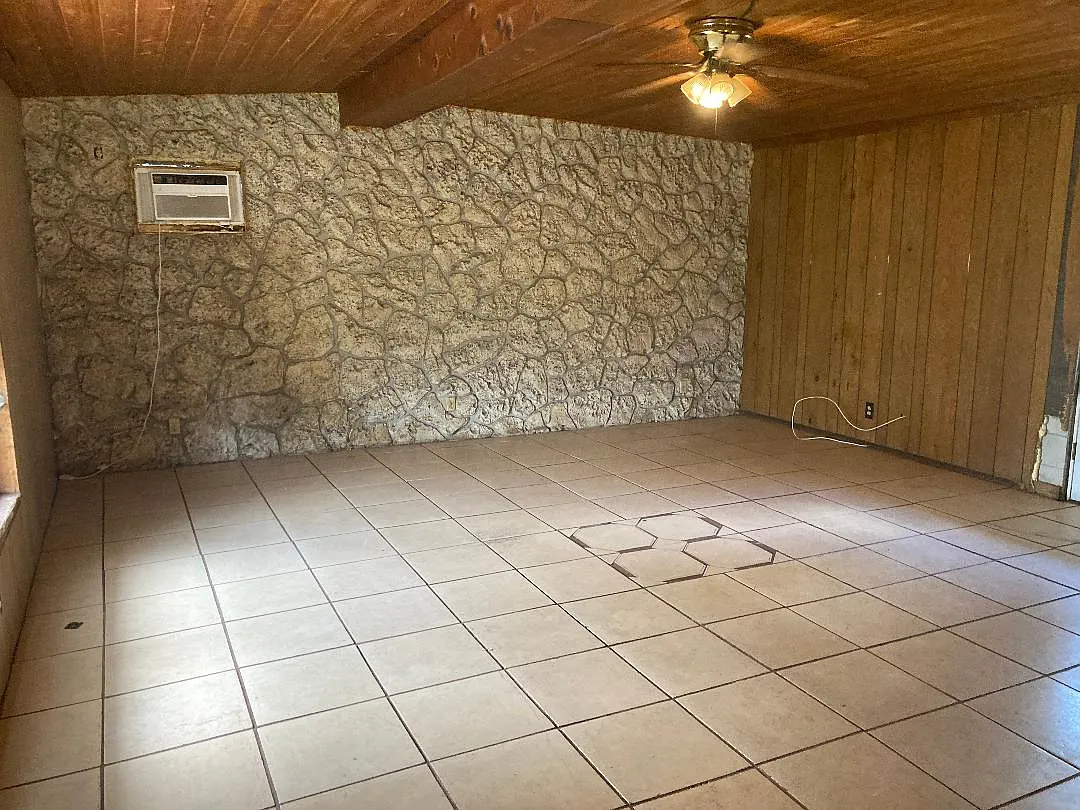 4 bed, 1900 sqft, $1,400 — Photo 2