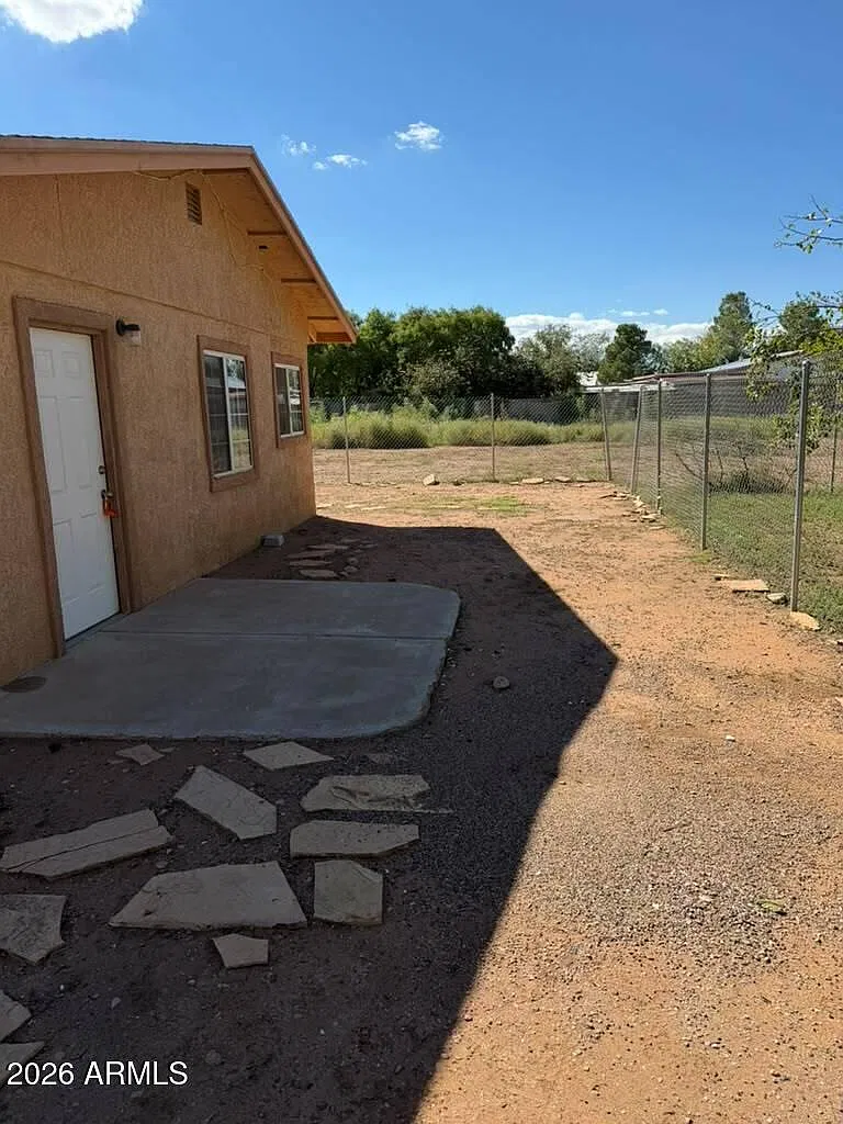 2 bed, 1.0 bath, 900 sqft, $850 — Photo 2