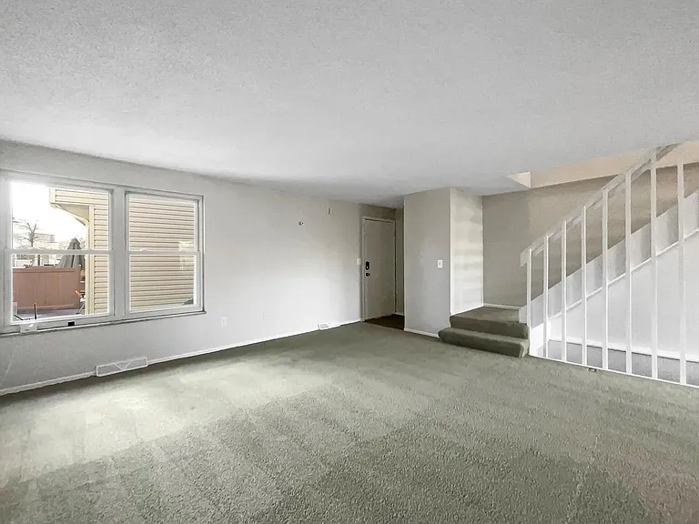 4262 E Maplewood Way — Photo 2