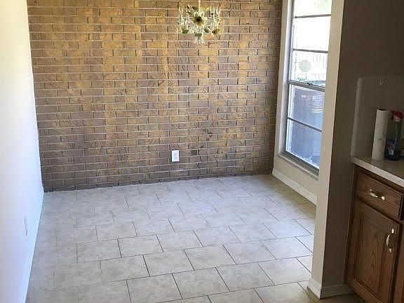 4th image of 2325 Oakdale Dr E