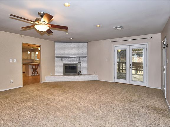 5th image of 1143 E Davis Ave