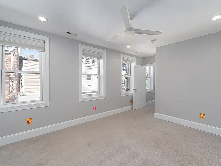 4 bed, 2300 sqft, $899 — Photo 3